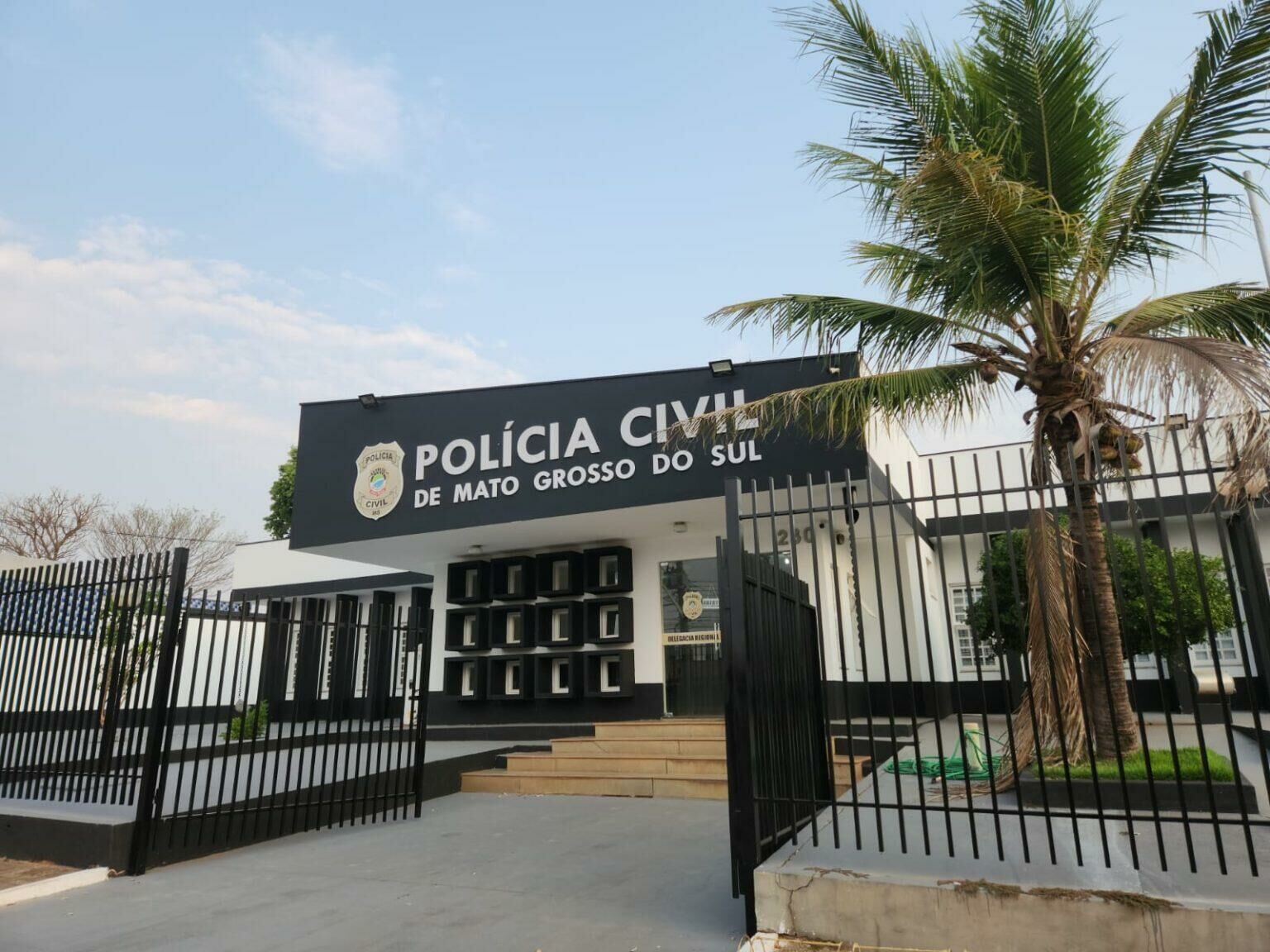 Imagem de compartilhamento para o artigo Marido chega em casa, surta e arromba porta de residência em Coxim da MS Todo dia
